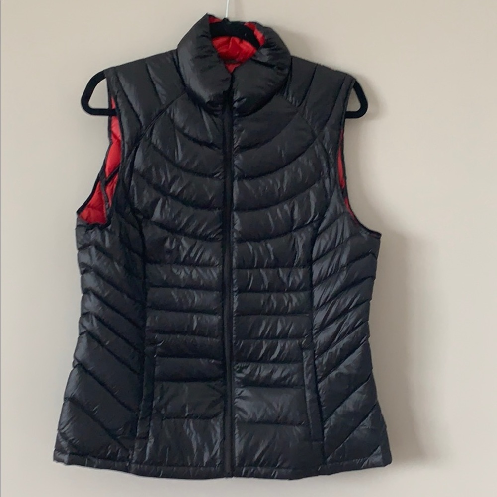 Reversible puff vest